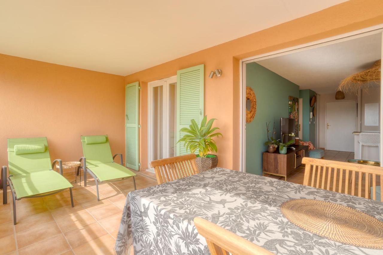 Joli 2 pièces avec parking gratuit sur place Bormes-les-Mimosas Extérieur photo