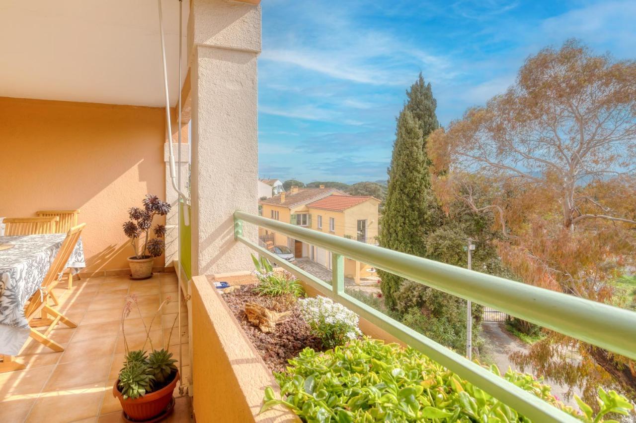 Joli 2 pièces avec parking gratuit sur place Bormes-les-Mimosas Extérieur photo